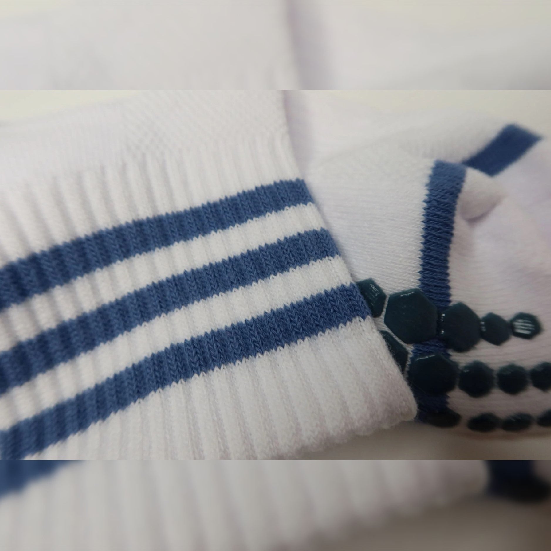 Sporty Chic Quarter Crew Grip Socks (Barre / Pilates)