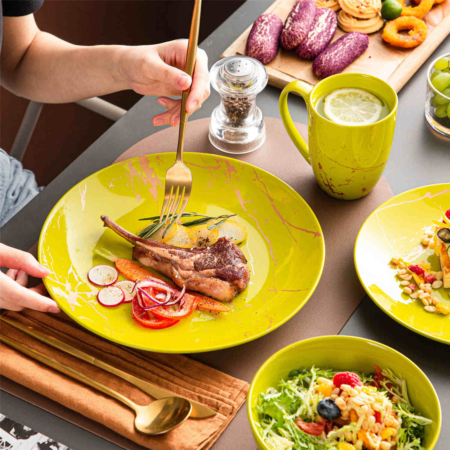 LOVECASA 16 Piece Gold Splash Dinnerware Set