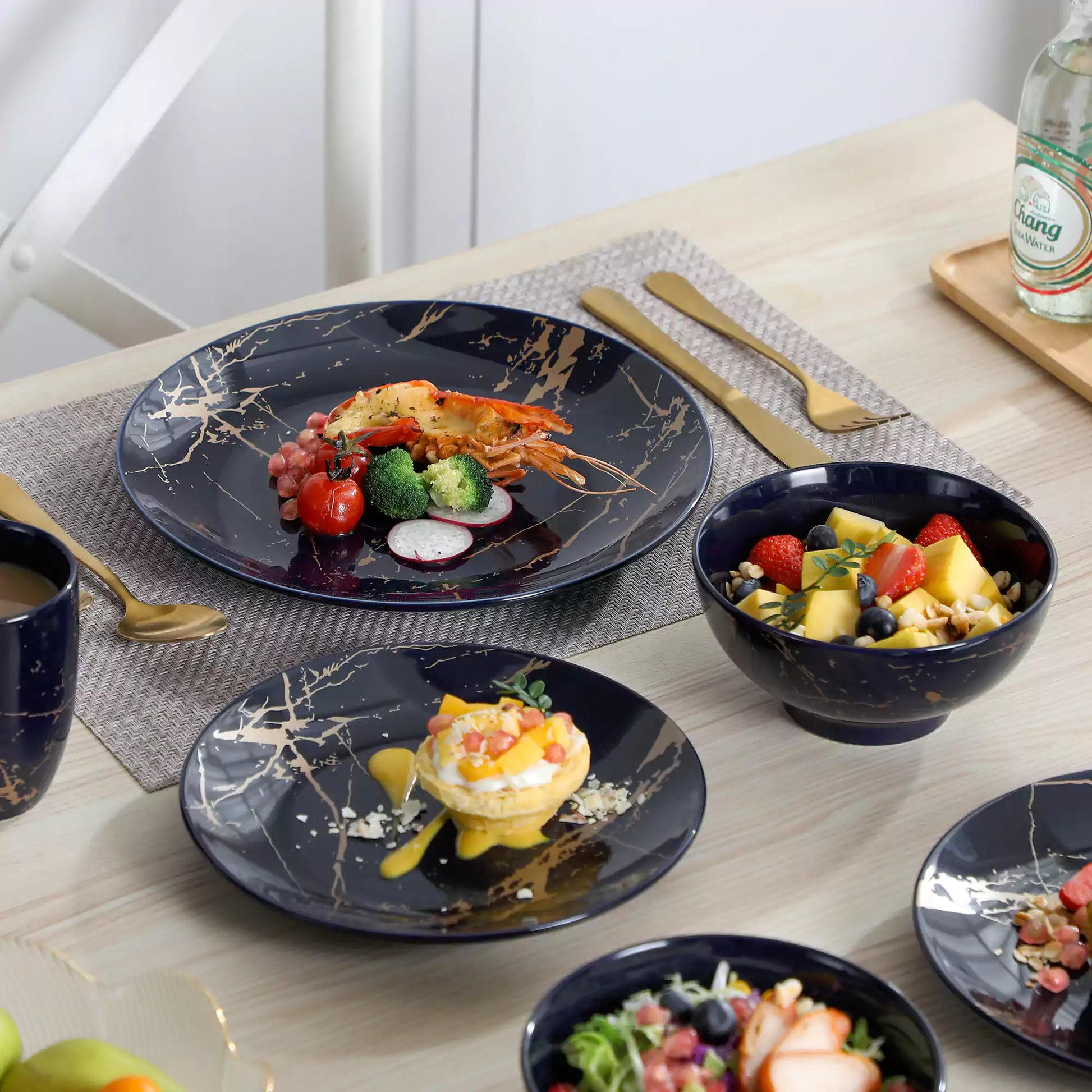 LOVECASA 16 Piece Gold Splash Dinnerware Set