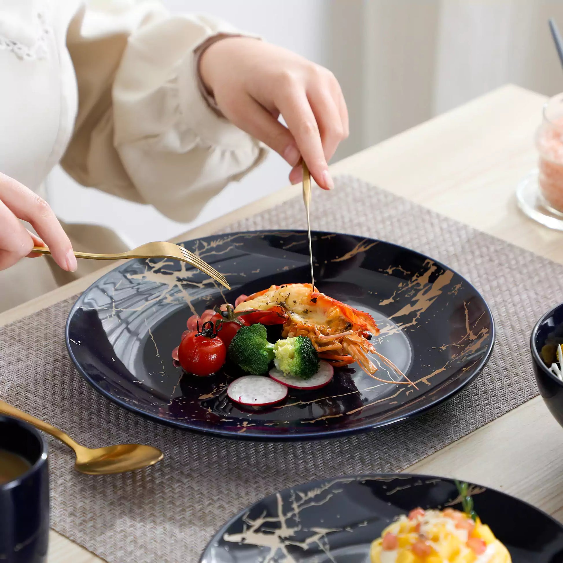 LOVECASA 16 Piece Gold Splash Dinnerware Set