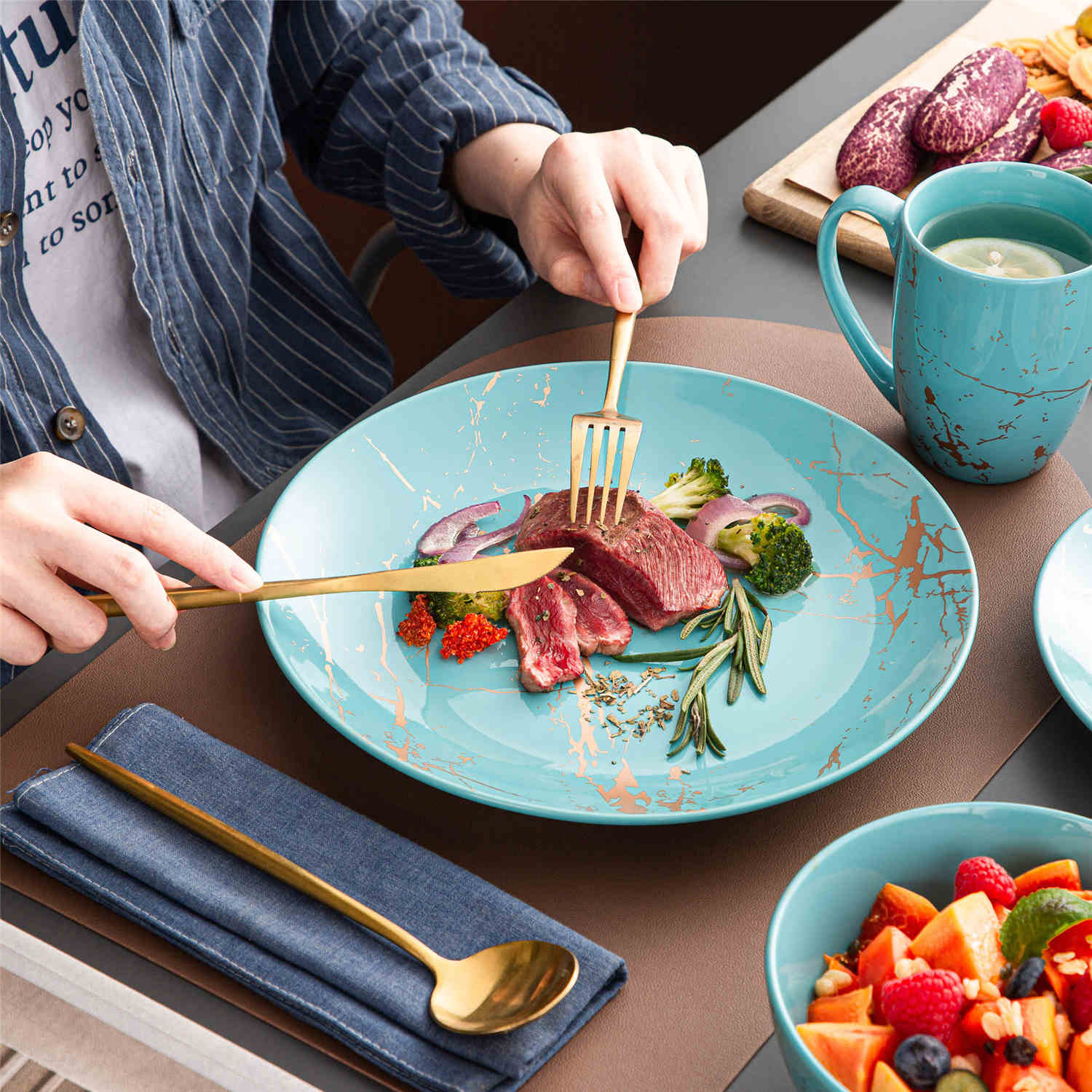 LOVECASA 16 Piece Gold Splash Dinnerware Set