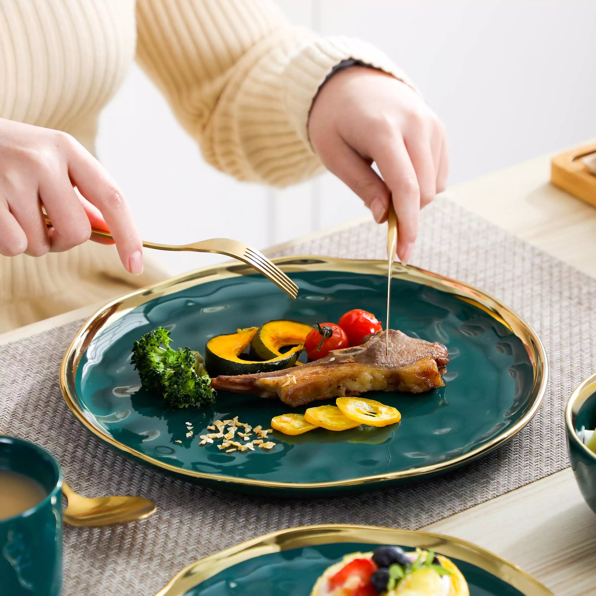 LOVECASA Gold Trim 16 Piece Dinnerware Set