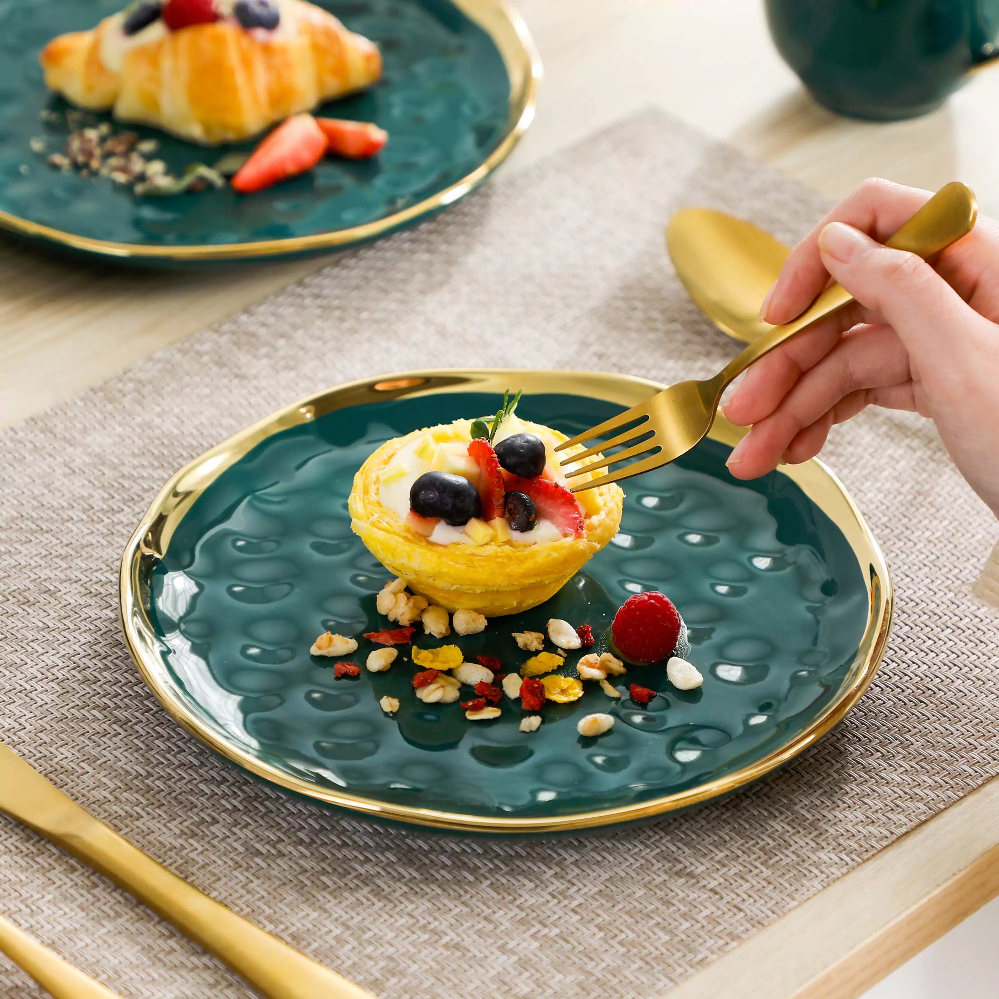 LOVECASA Gold Trim 16 Piece Dinnerware Set