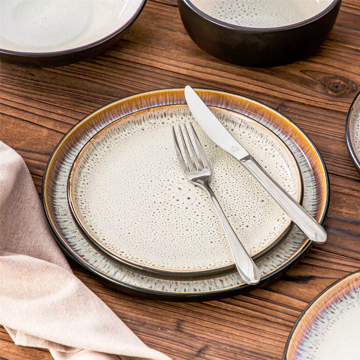 Amber 16 Piece Dinnerware Set