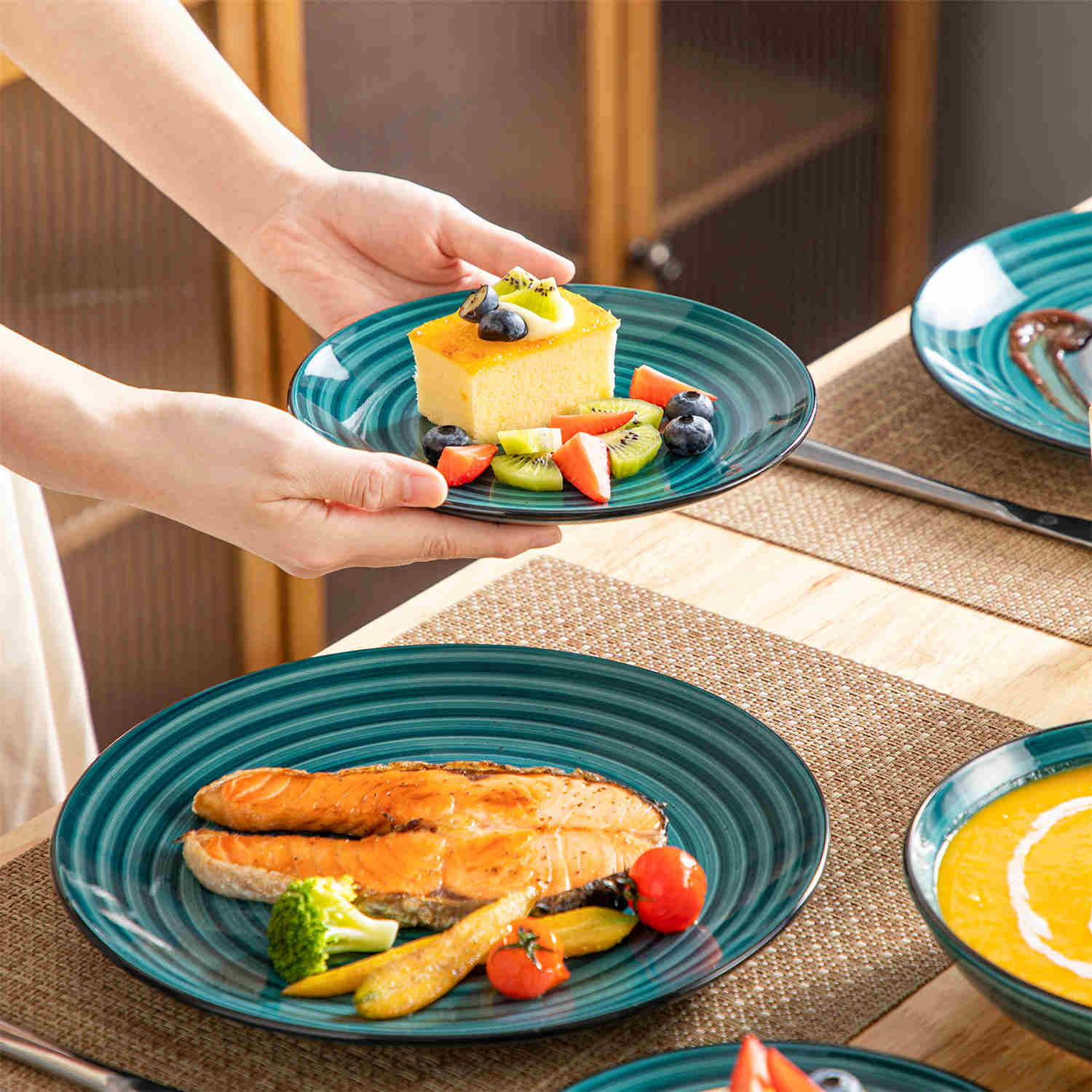 Bonbon Double-Sided 24 Piece Dinnerware Set