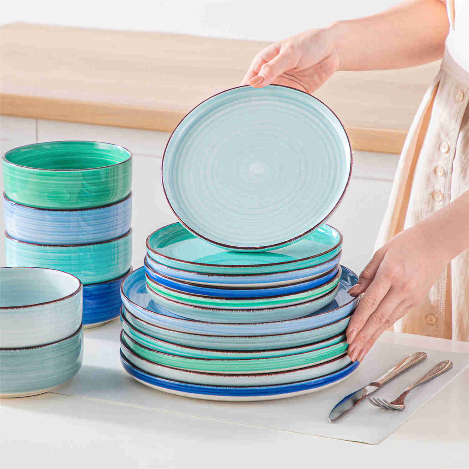 Bonita Lipped-Edge 18 Piece Dinnerware Set