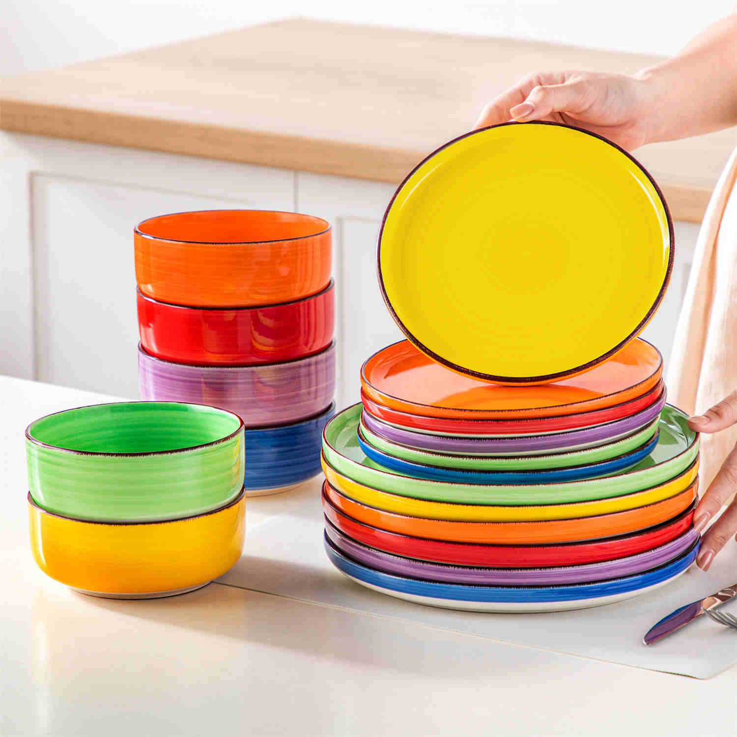 Bonita Lipped-Edge 18 Piece Dinnerware Set