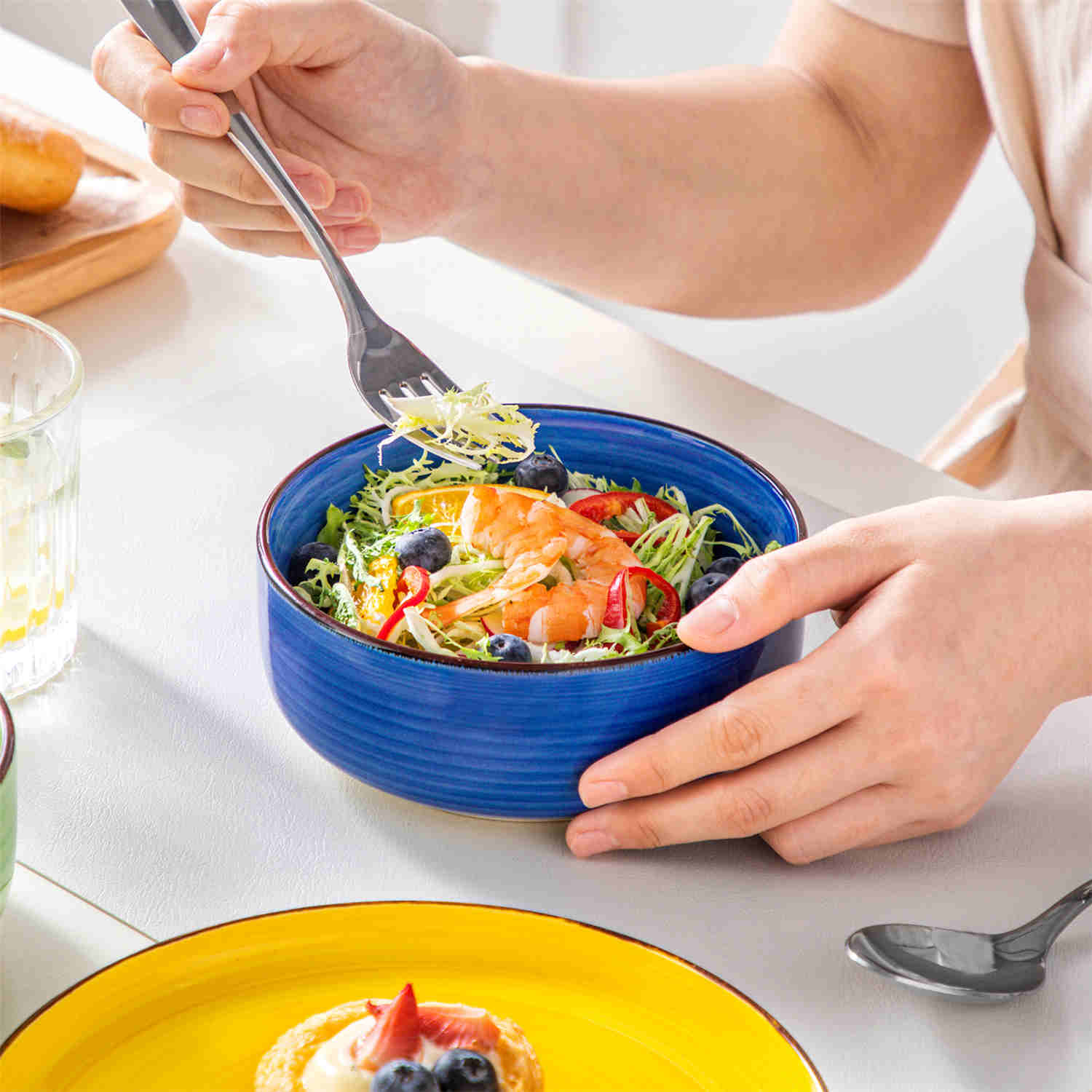 Bonita Lipped-Edge 18 Piece Dinnerware Set