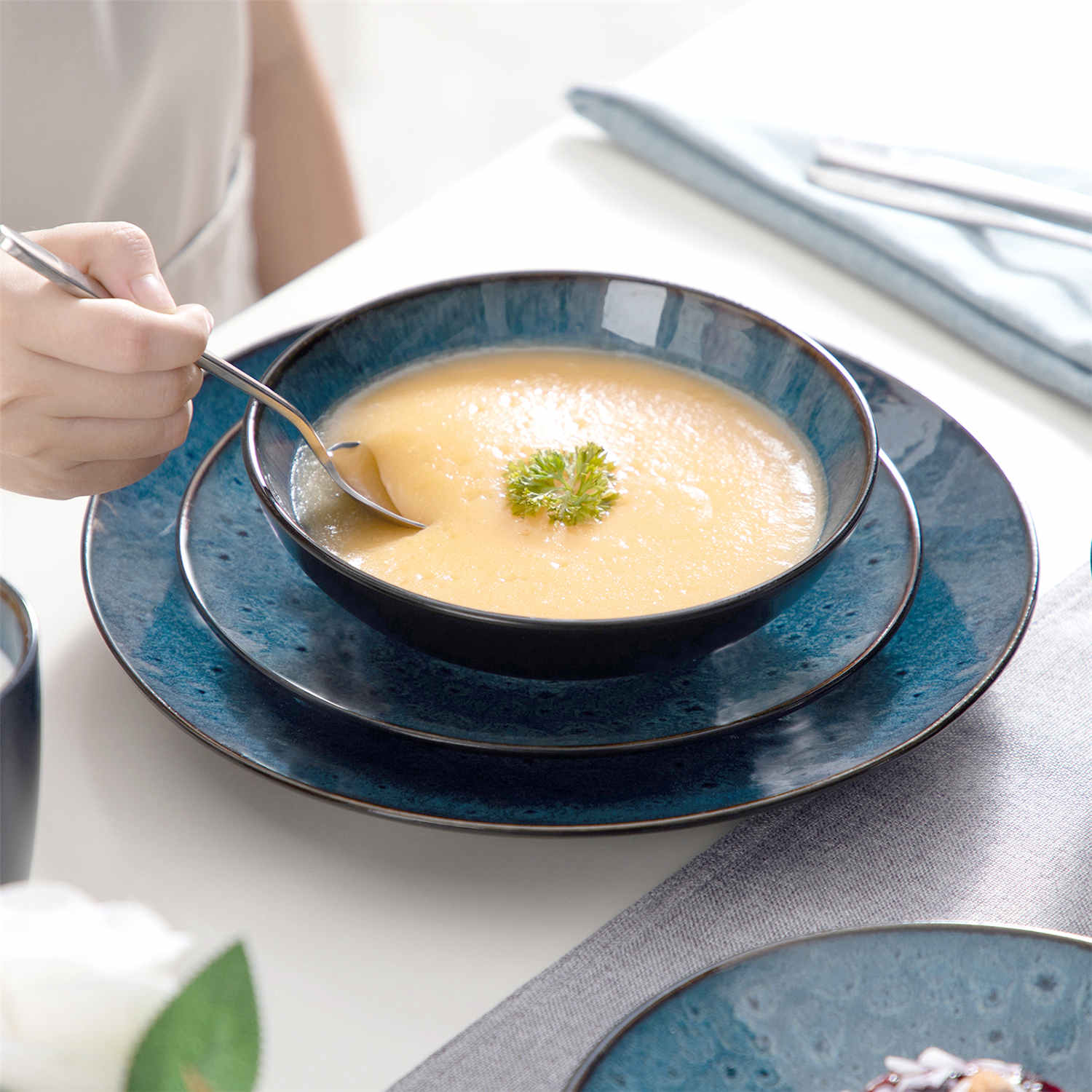 Bubble 16 Piece Dinnerware Set