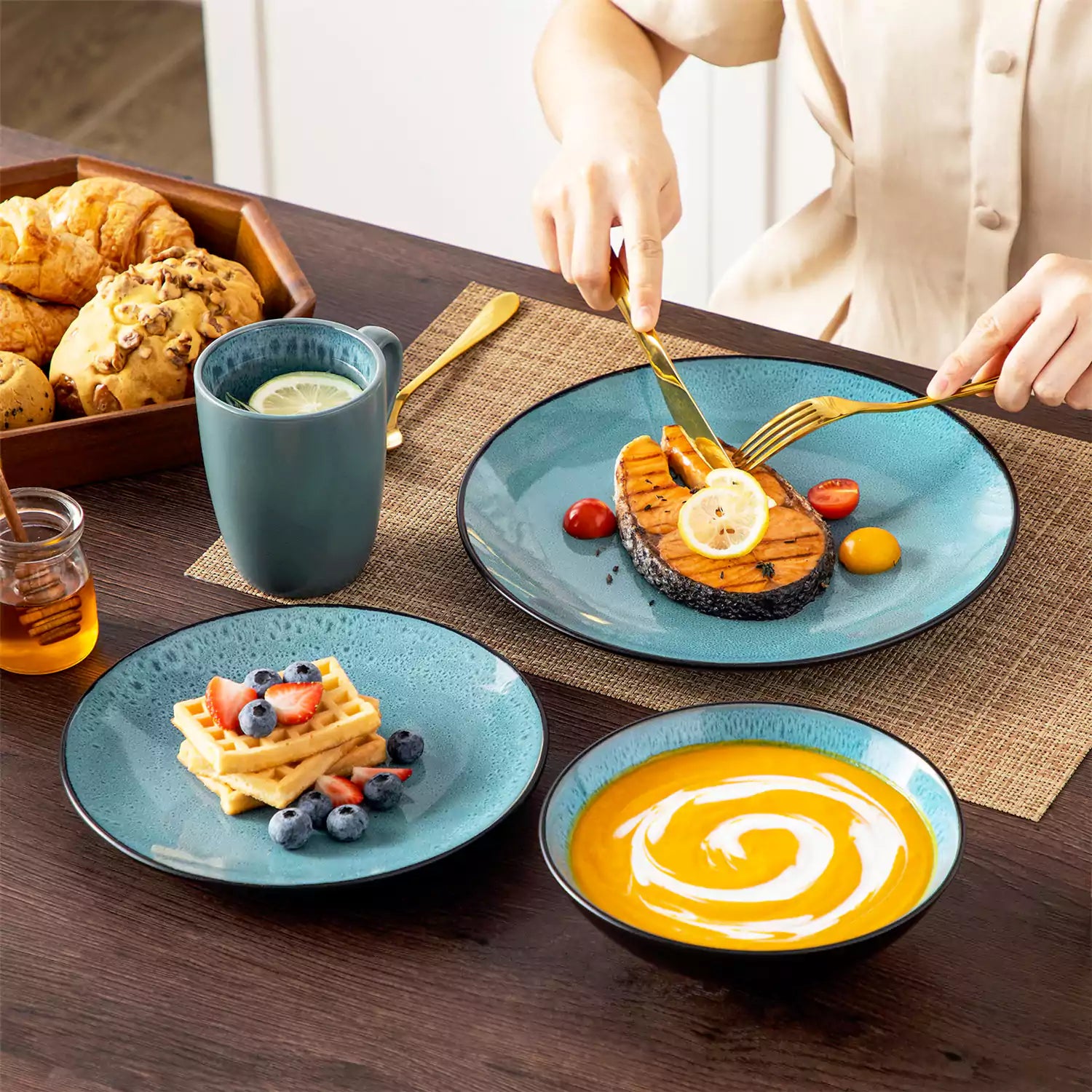 Bubble 16 Piece Dinnerware Set