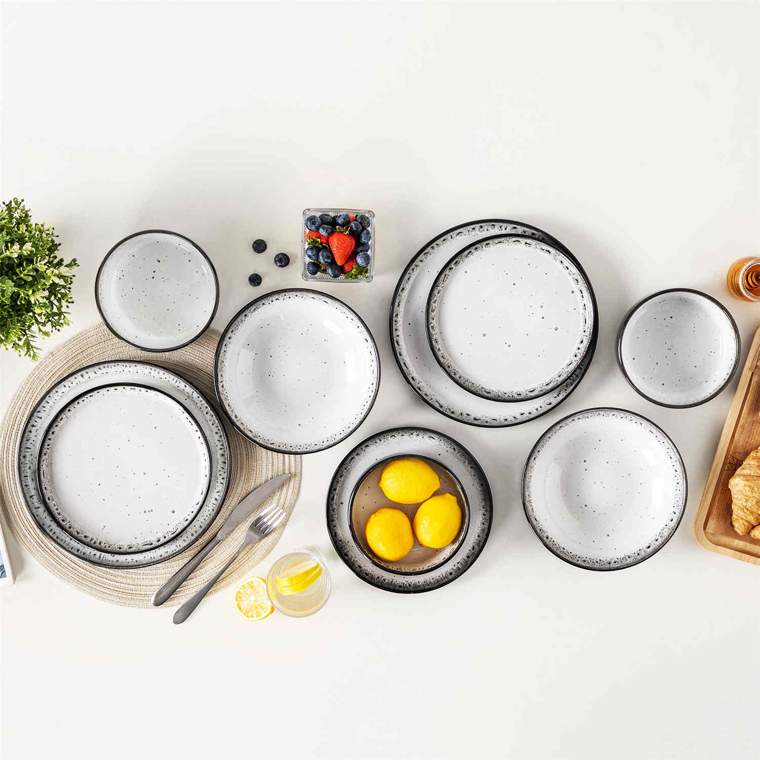 Playa 24 Piece Glossy Dinnerware Set