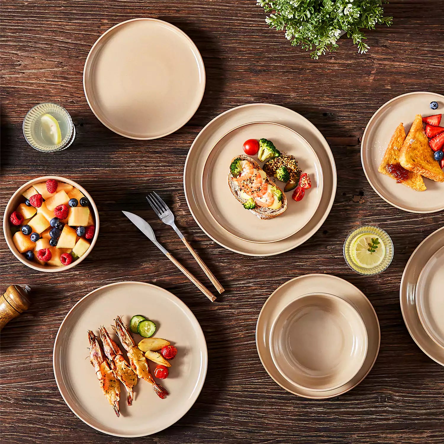 Playa 24 Piece Glossy Dinnerware Set