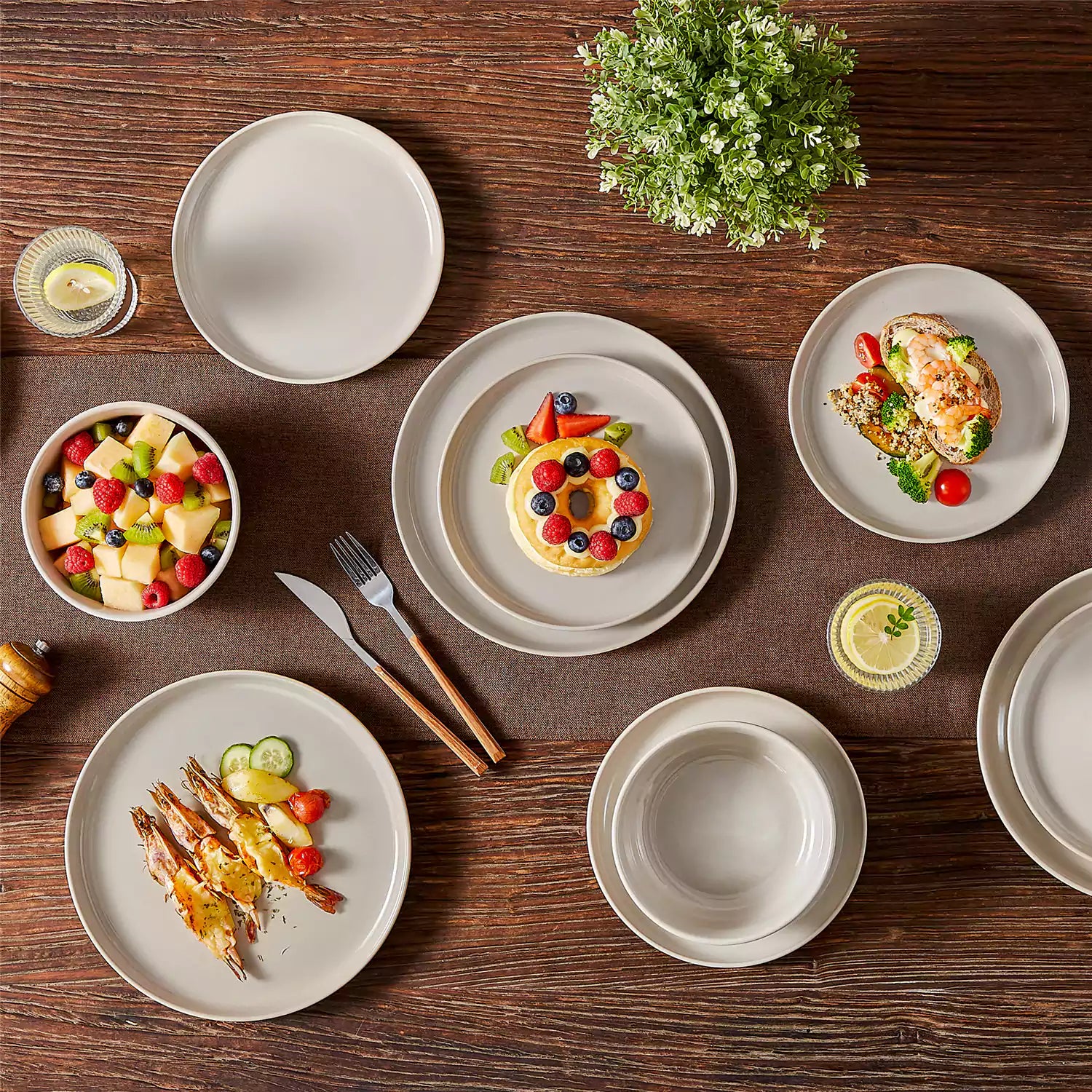 Playa 24 Piece Glossy Dinnerware Set