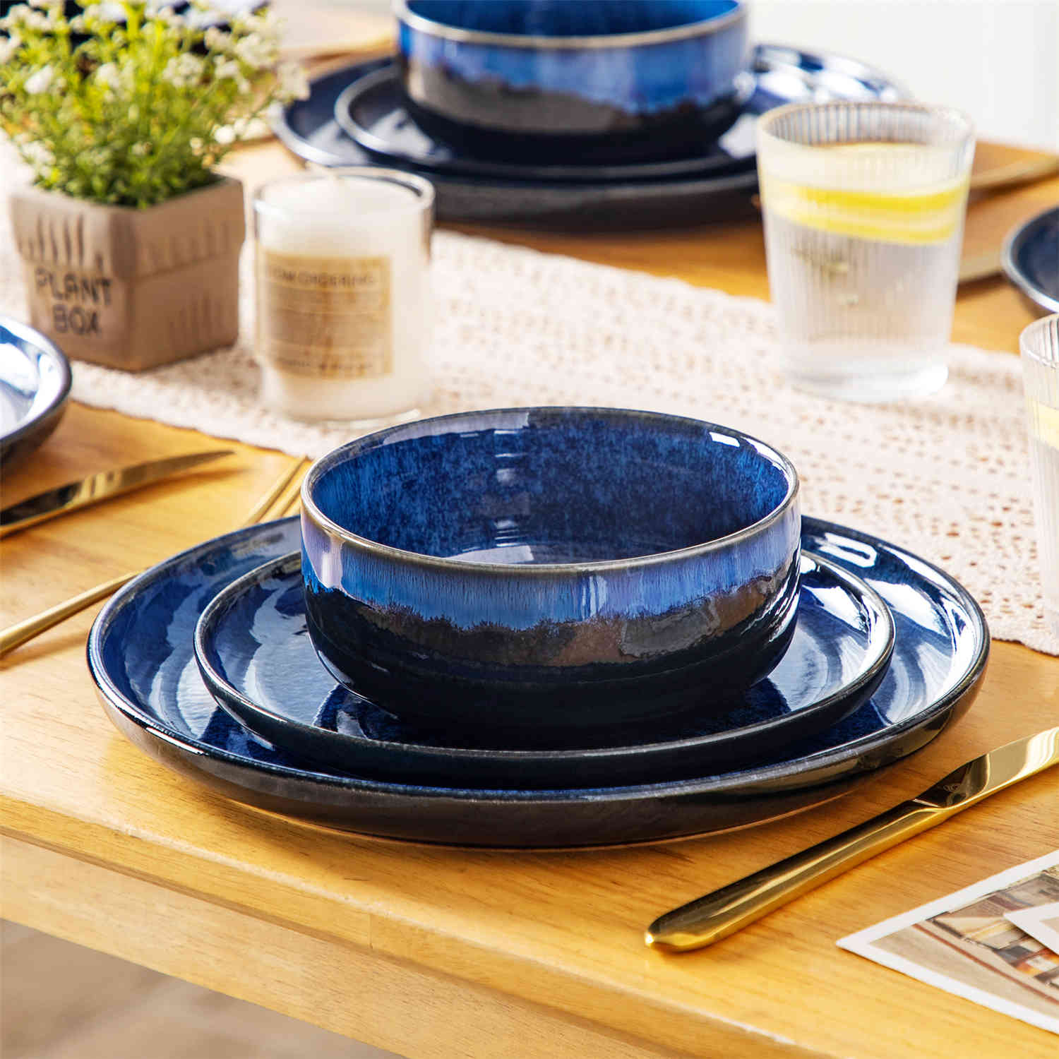 Starry Lipped-Edge 18 Piece Dinnerware Set