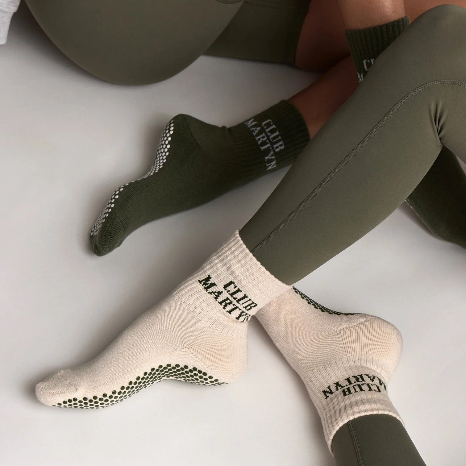 Signature Crew - Grip Socks - (Barre / Pilates)