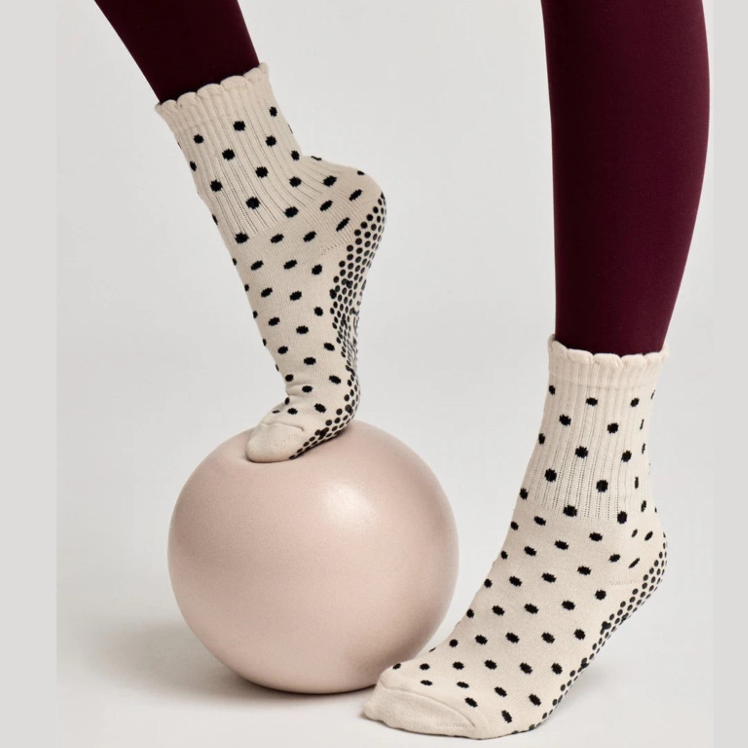 Scallop Edge Crew Grip Socks - (Barre / Pilates)