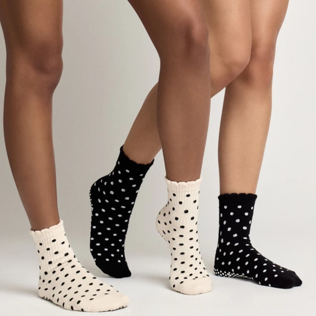 Scallop Edge Crew Grip Socks - (Barre / Pilates)