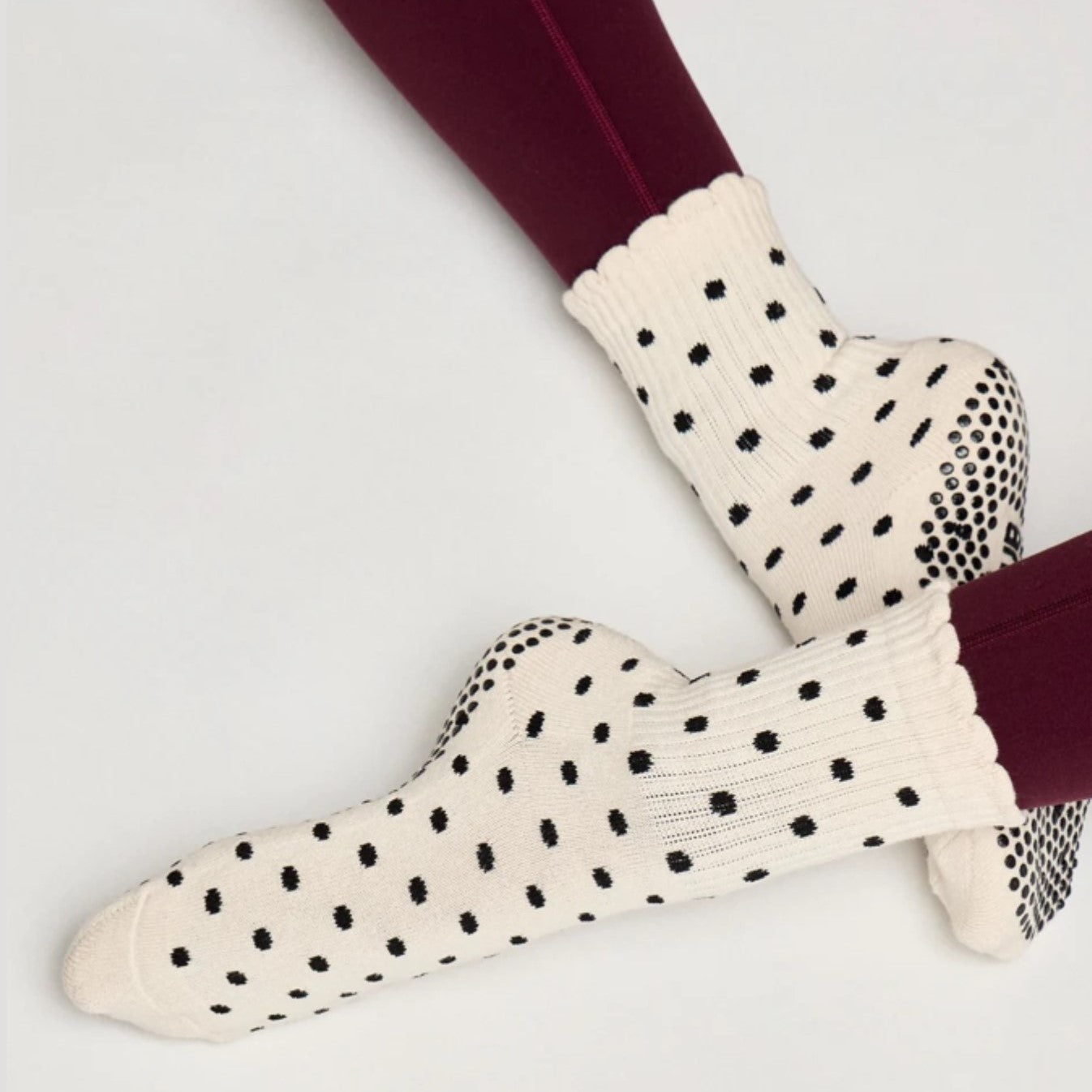 Scallop Edge Crew Grip Socks - (Barre / Pilates)