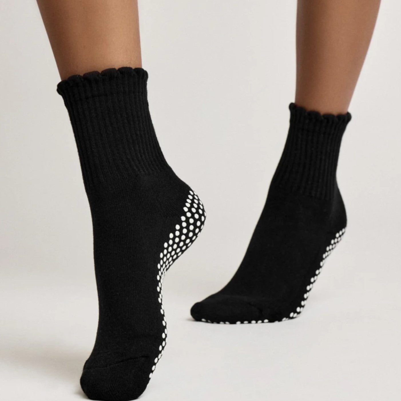 Scallop Edge Crew Grip Socks - (Barre / Pilates)