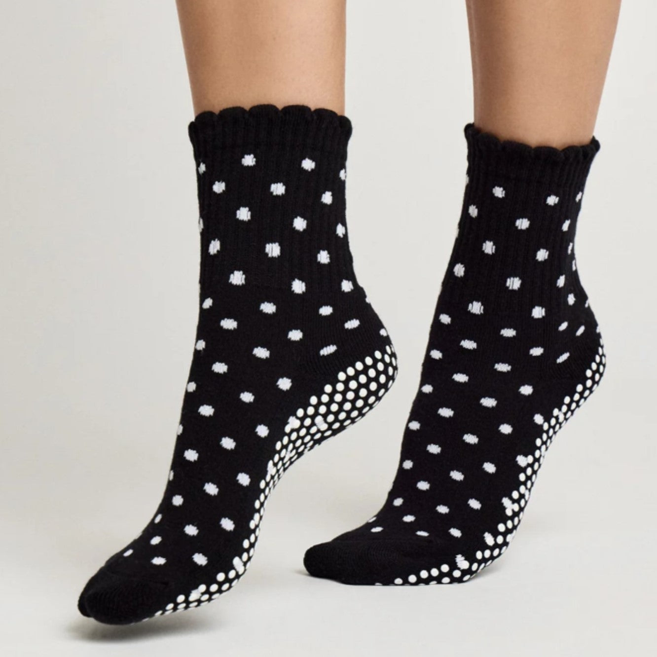 Scallop Edge Crew Grip Socks - (Barre / Pilates)