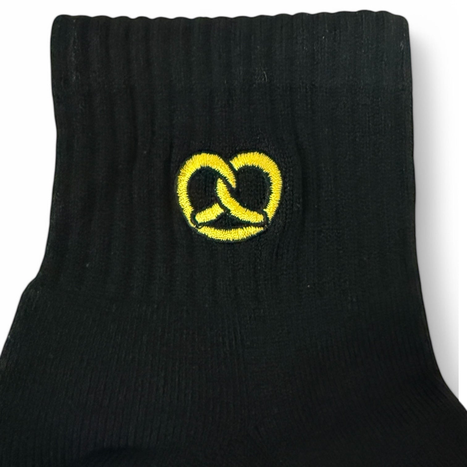 Pretzel - Embroidered Ankle Grip Socks